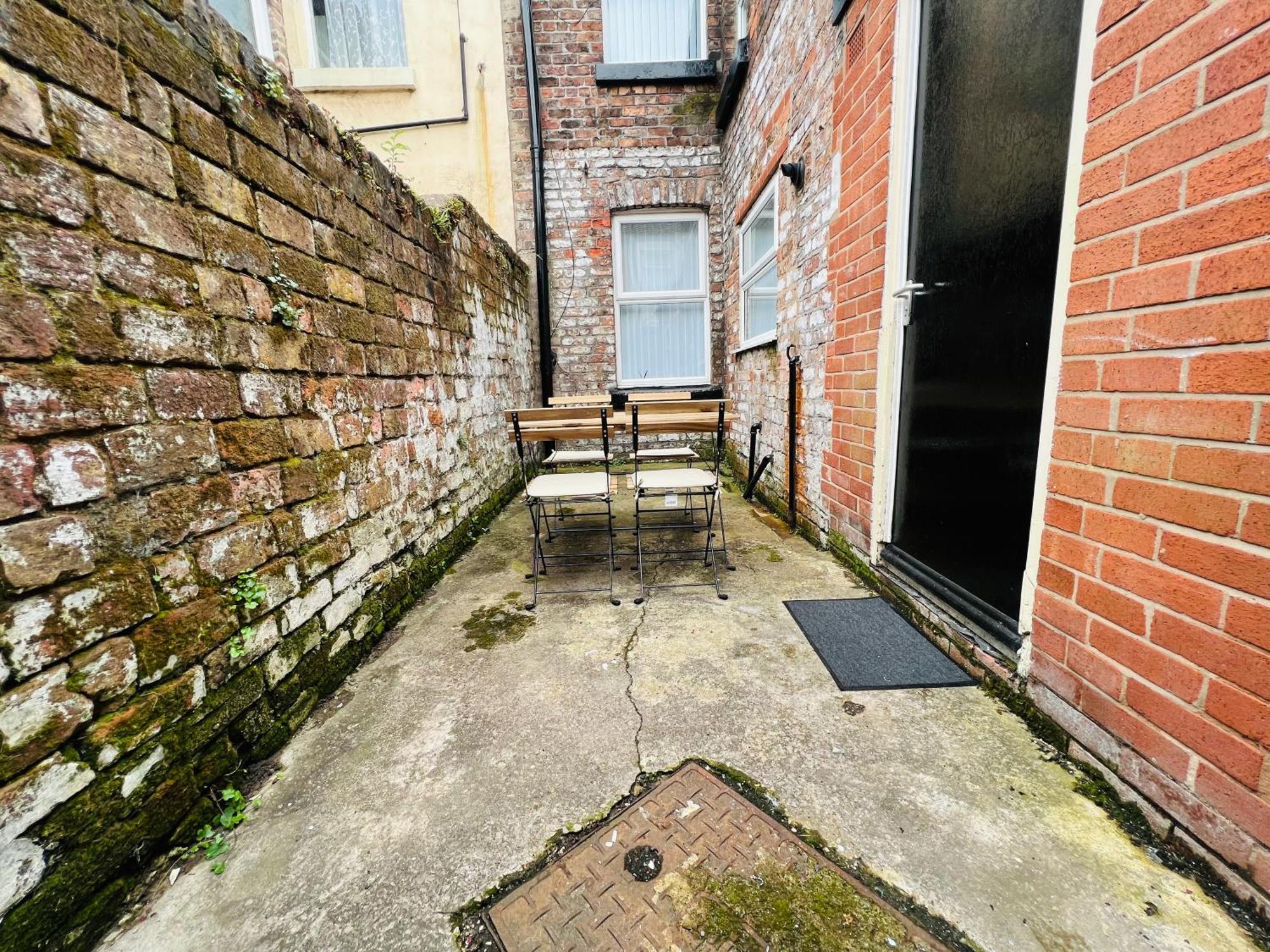 Benedict Place, With Free Parking * Liverpool