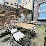 Benedict Place, Liverpool With Free Parking