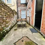 Benedict Place, Liverpool With Free Parking
