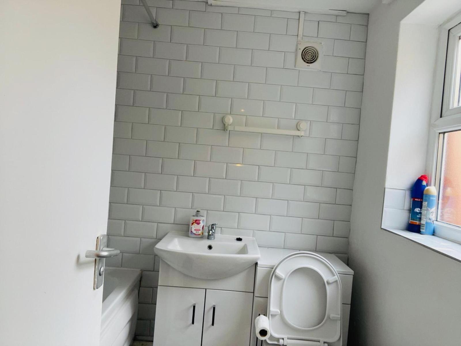 Benedict Place, With Free Parking Apartment Liverpool