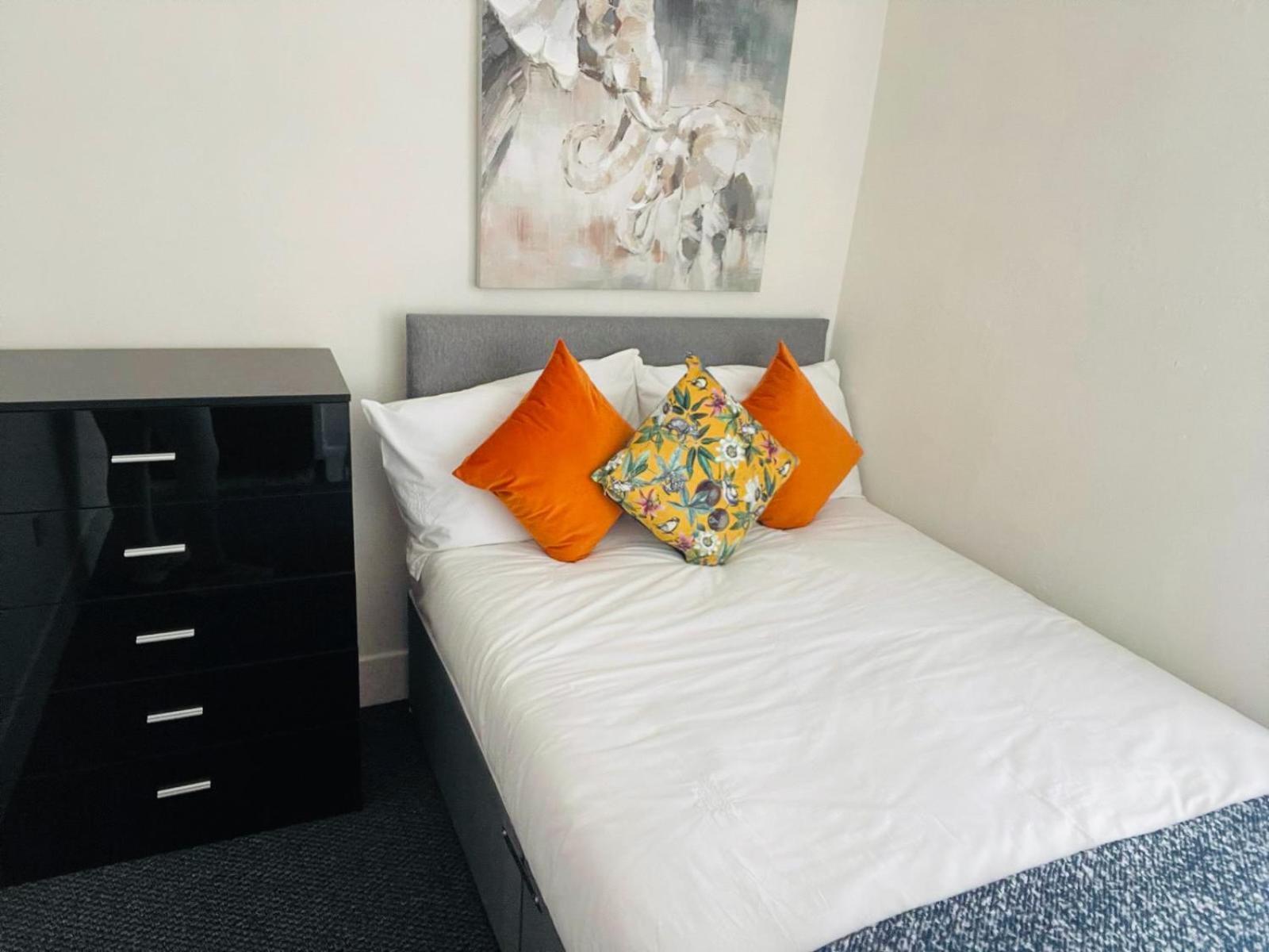 Benedict Place, With Free Parking Apartment Liverpool